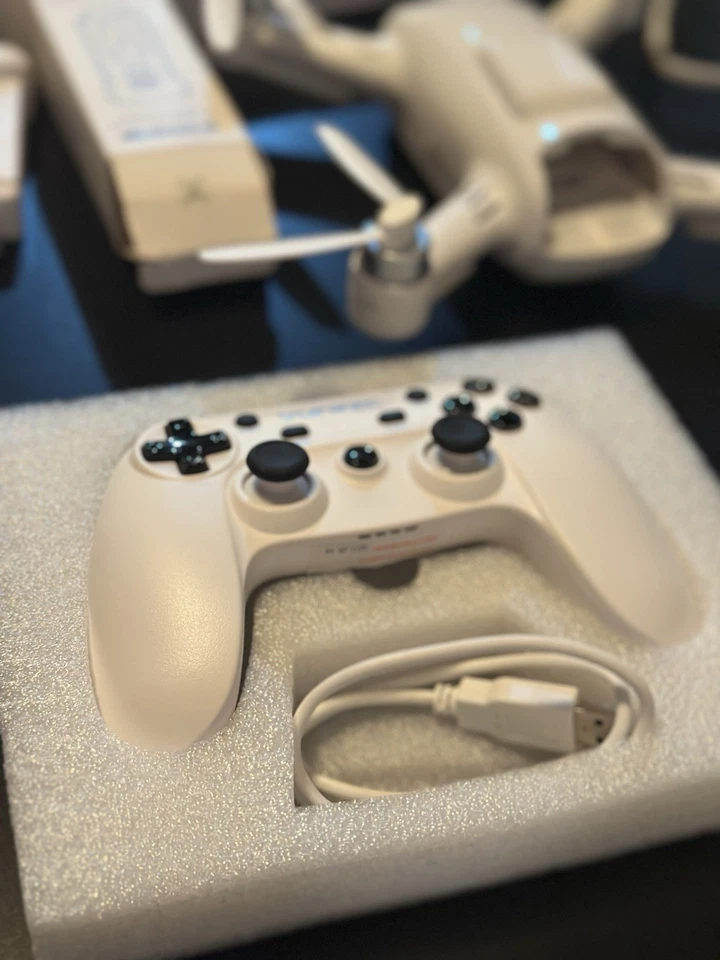 4K Camera Drone, Yuneec Breeze, White BATTERY & CHARGER & MORE, Good Condition - Image 3 of 4