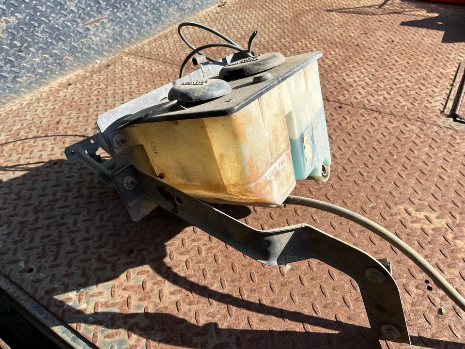 92-96 Ford Bronco F150 F250 F350 - Filtro de aire refrigerante y soporte de líquido de lavadora. Foto 4 de 4