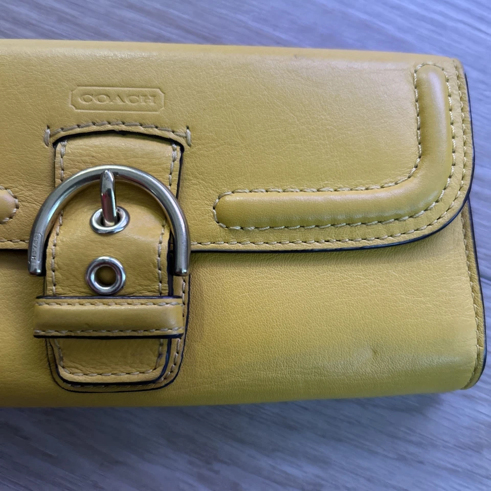 Cartera Coach Campbell Delgada Sobre F49897 Cuero Amarillo Hebilla Dorada Foto 4 de 4