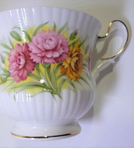 Vntg QUEENS TEA CUP SAUCER JANUARY CARNATIONS Special Flowers Bone China England - Picture 3 of 6