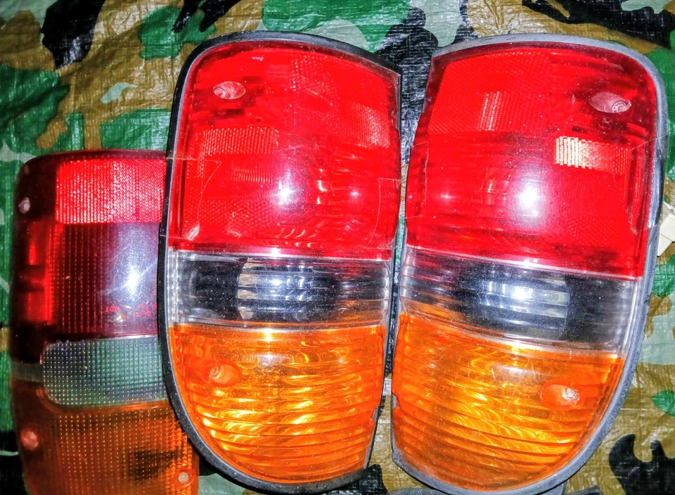 Conjunto de lanterna traseira esquerda usado serve: 2003 Toyota Tacoma esquerda grau B - Imagem 2 de 2