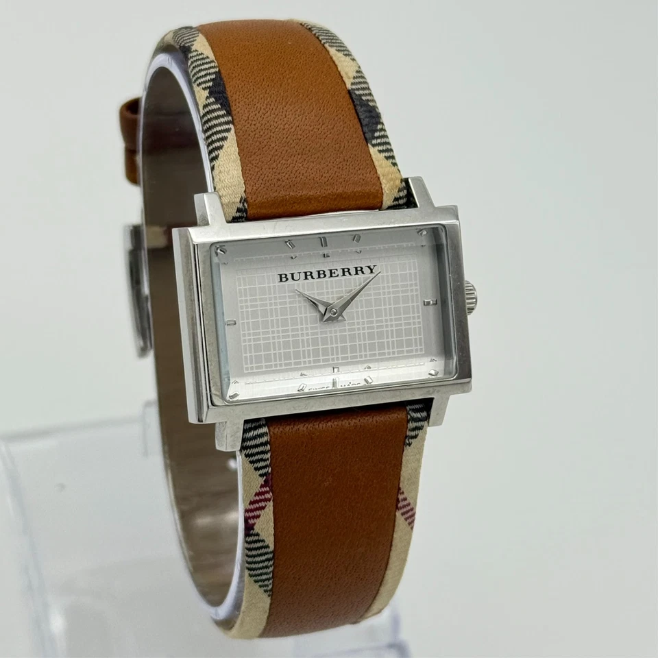 Relógio suíço feminino Burberry tom prata clássico 33 mm, couro marrom, BU2151 - Imagem 2 de 4