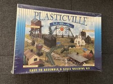 PLASTICVILLE 45989 - SIGNS  TELEPHONE POLES - NEW IN SEALED BOX