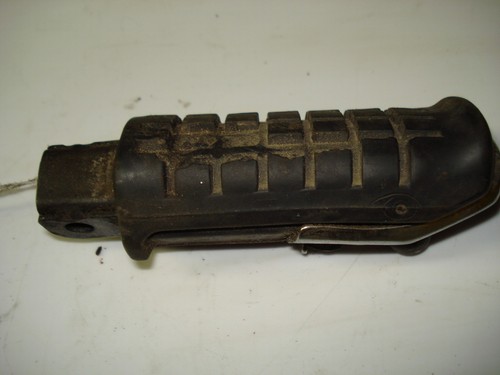 1984 Honda Magna VF700C Front Right Drivers Foot Peg Rest Step 50661-MB1-000 - 第 1/5 張圖片
