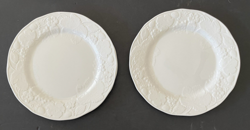 Wedgwood Bone China Strawberry and Vine White Set 7 Dinner Plates England 1988 - Picture 3 of 5