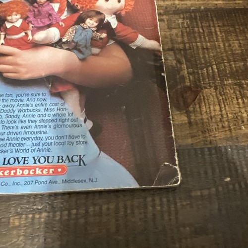 ANNIE OFFICIAL MOVIE MAGAZINE 1982 - Complete Story, featuring Aileen Quinn - Picture 10 of 17