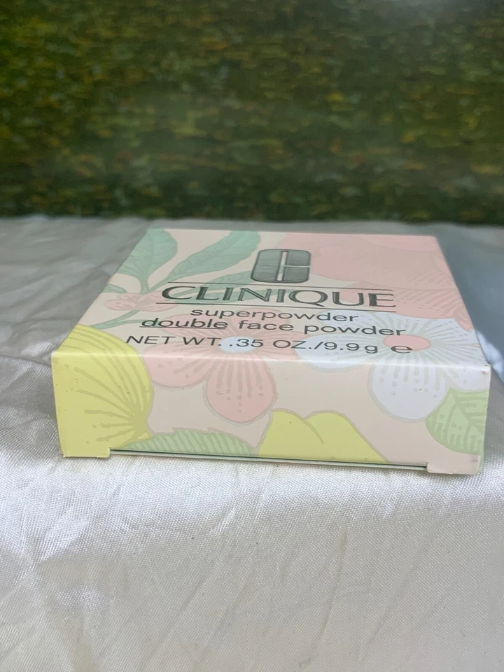Clinique 9.9g Superpowder Double Face Powder 01 Matte Ivory (new with box) - Image 4 of 4