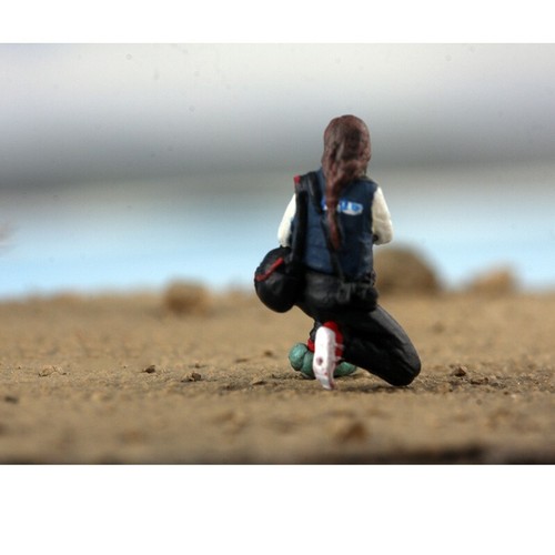 Resin 1/72 Diorama Miniature Toys Female Squatting Field Reporter Painted Doll - Picture 2 of 4