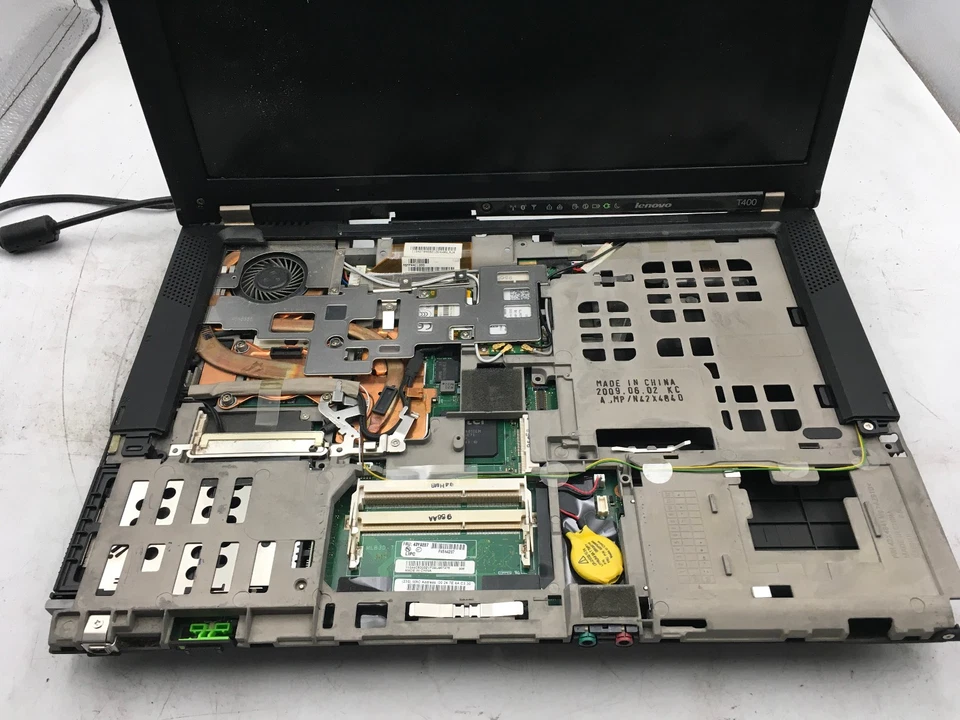 LENOVO THINKPAD T400 - FOR PARTS/DAMAGED - INTEL CORE 2 DUO P8400 - NO RAM - BB - Image 4 of 4