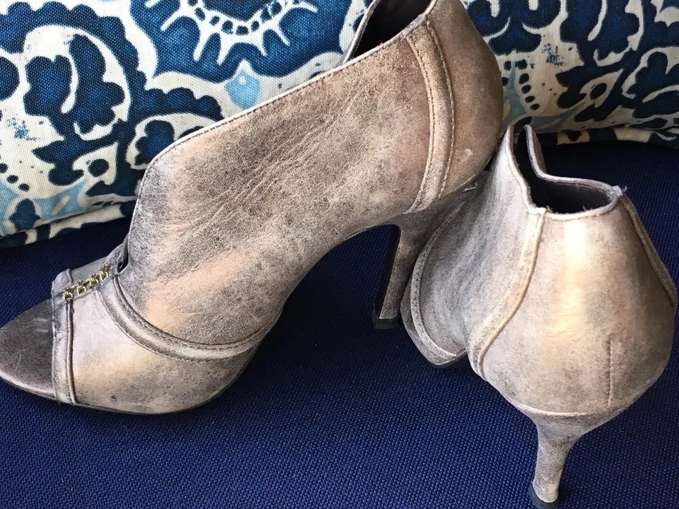 Elizabeth and James high heel booties in a silver taupe leather with top design - Image 3 of 4