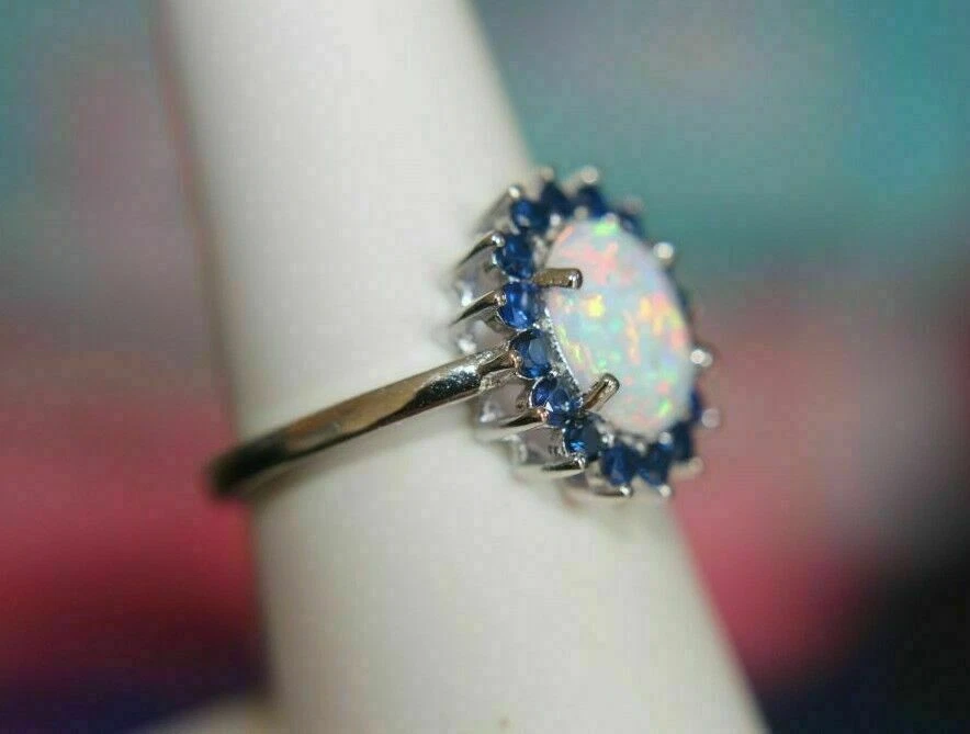 Anillo de compromiso de zafiro azul y ópalo creado en laboratorio ovalado de 3 quilates enchapado en oro blanco de 14 quilates Foto 4 de 4