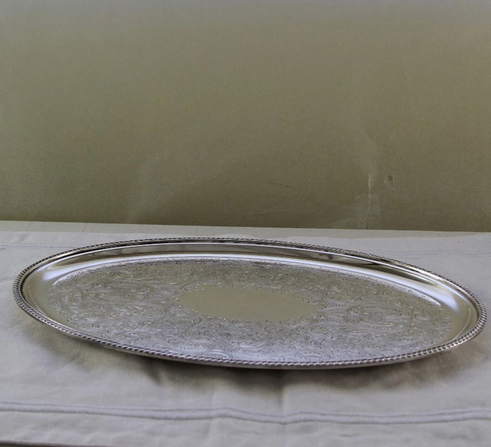 Bandeja de café ovalada plateada en relieve con borde Gadroon Foto 2 de 4