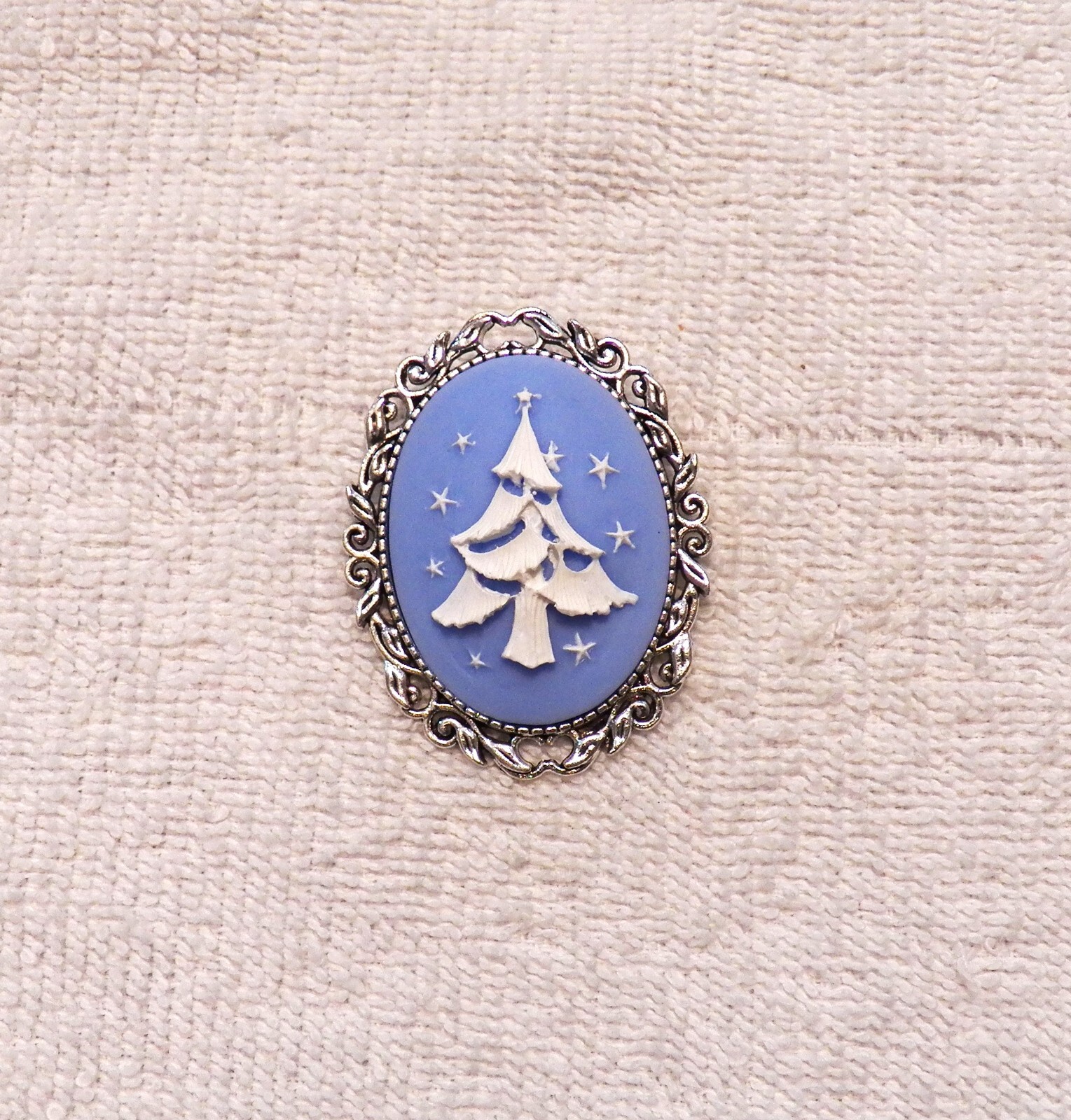 NEW VICTORIAN CHRISTMAS CAMEO BROOCH FESTIVE TREE WITH STARS SNOW WHITE ON BLUE