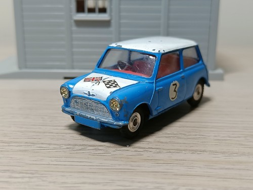 Corgi Toys 227 Morris Mini Cooper - blue/white with red interior - Picture 2 of 9
