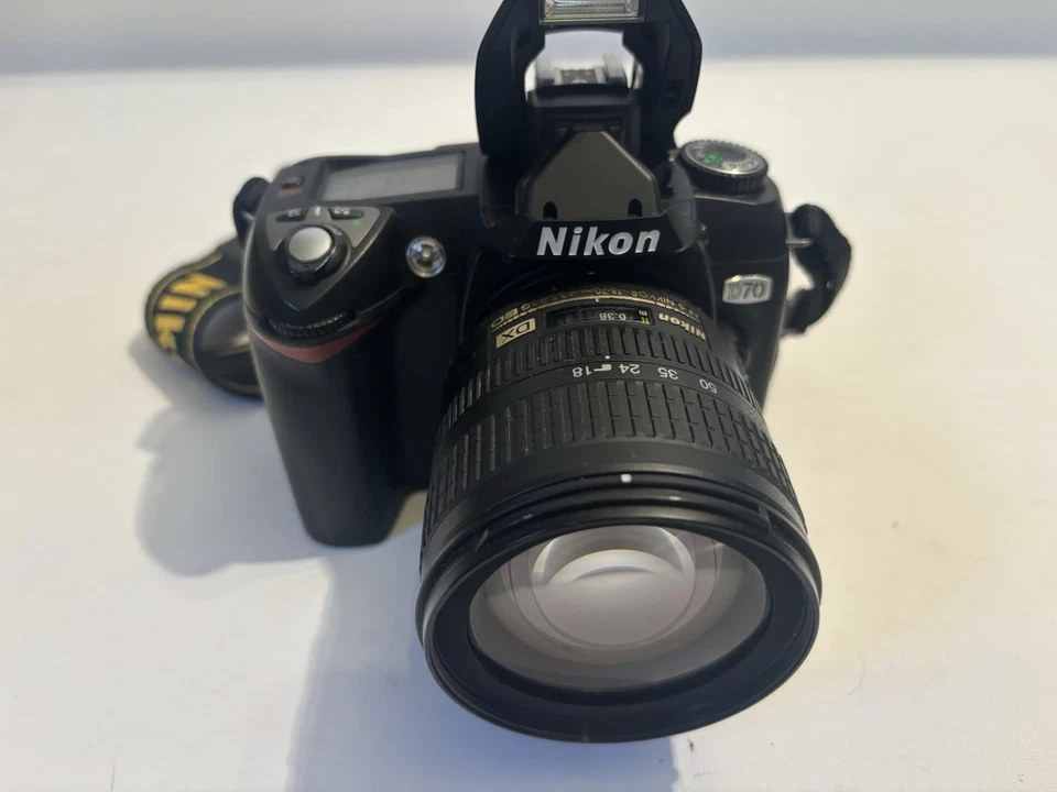 Nikon D D70 6.1MP Digital SLR Camera - Black + AF-S Nikon Nikkor 18-70mm Lens - Image 2 of 4