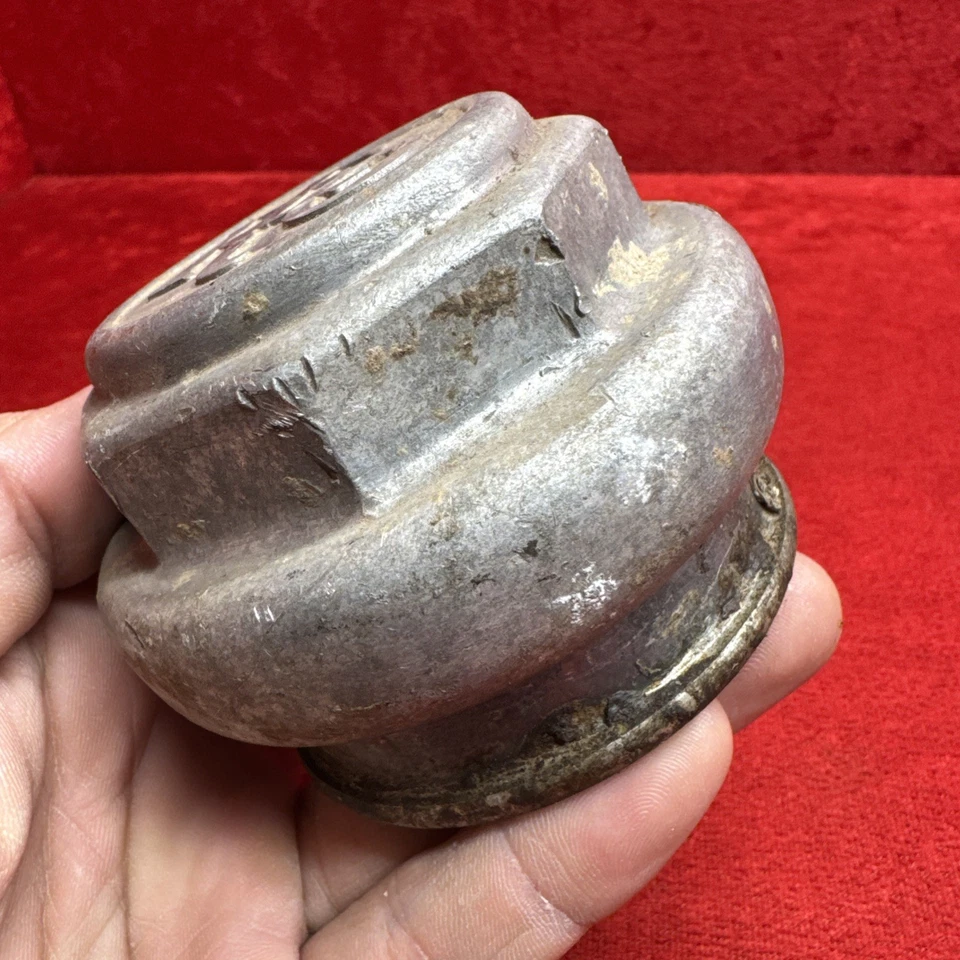 ✨Barn Find✨ OG  Antique 1905 - 1936 REO Threaded Center Hubcap - Image 2 of 4