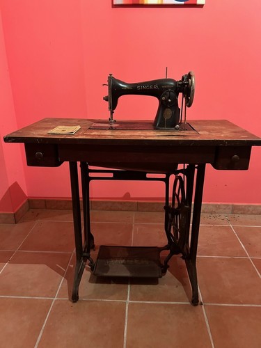 Macchina per cucire Singer vintage 1938 con tavolino e manuale originale - Foto 17 di 18