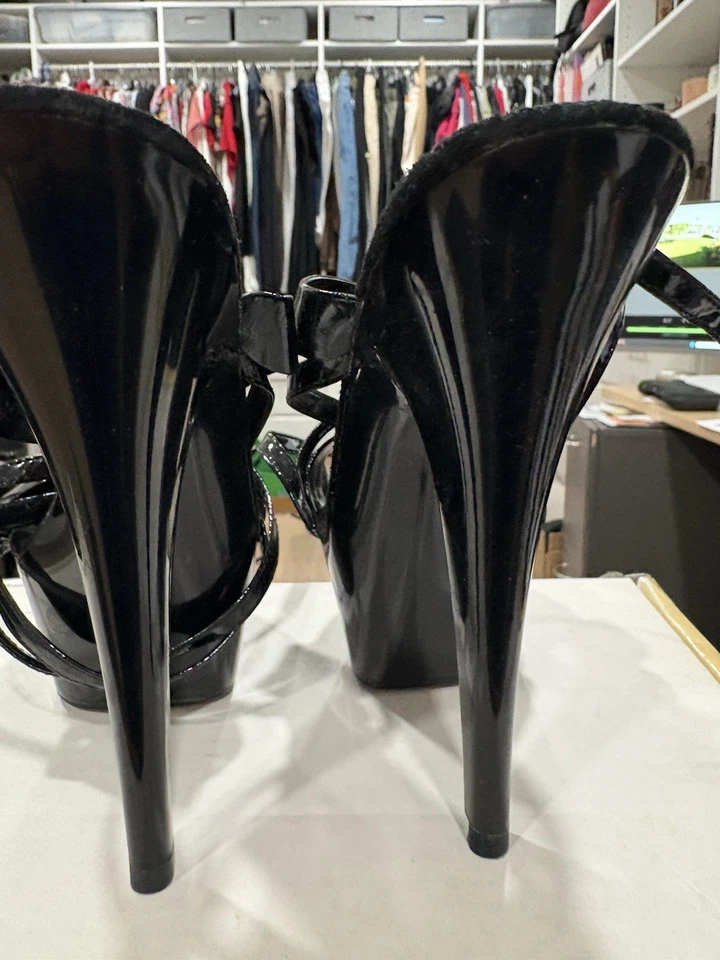 "Tacón de 5"" con tiras de charol negro" Foto 3 de 4