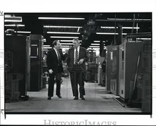 1987 Press Photo Harry Figgie Jr and Harry Figgie at the Clark Reliance Corp.