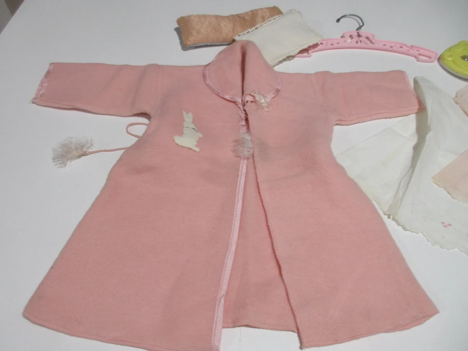 RARO! Antiguo bebé niña bordado 2 vestidos bata 3 baberos almohada sonajeros percha Foto 4 de 4