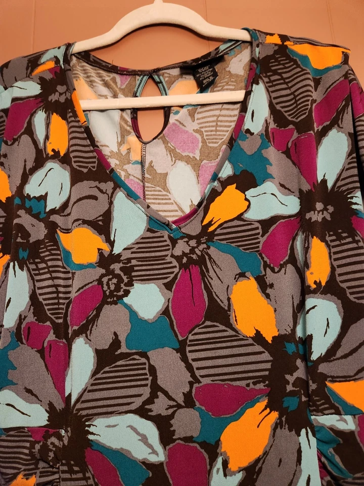 Top túnica elástica floral Attention Plus para mujer talla 2X Foto 2 de 4