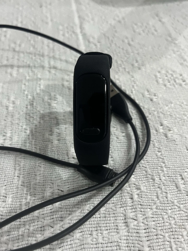 Garmin Vivosmart 5 With New Black Band & USB Charger - Image 3 of 4
