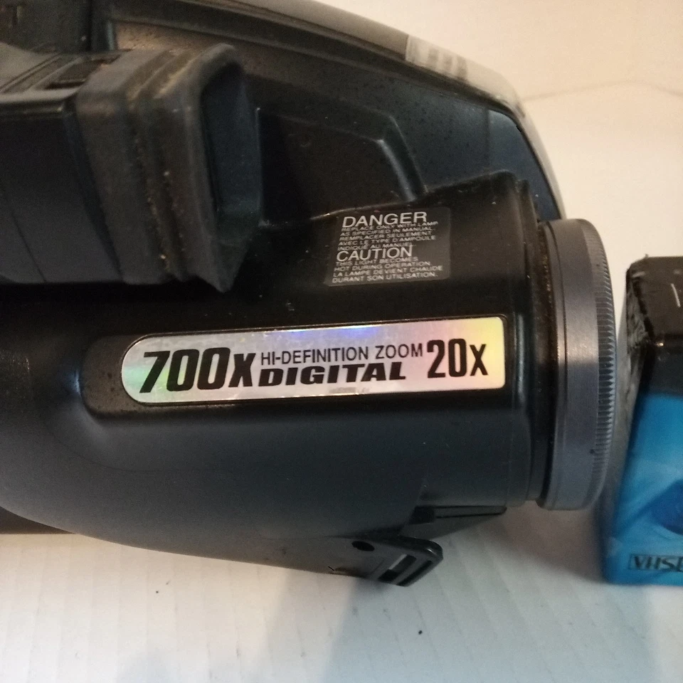 Quasar Palmcorder Camcorder VHS-C Model # VM-L152 no Charger no battery untested - Image 4 of 4