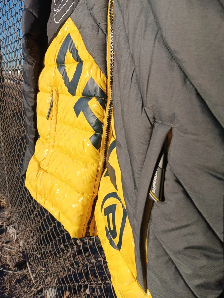 Superdry 男式倾斜被子富士松饼夹克(颜色:黑色/黄色,尺寸:M) — 第 4/4 张图片