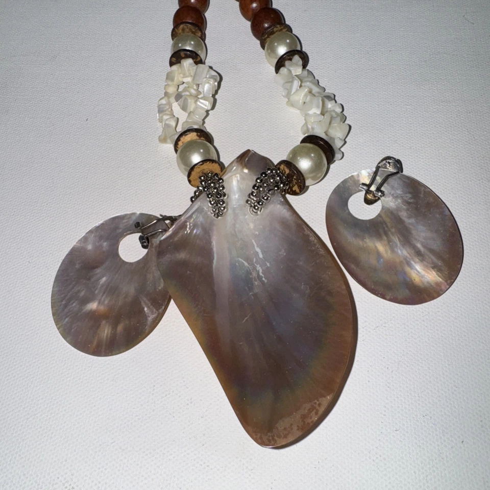 SHELL AND MOTHER OF PEARL WOOD PENDANT NECKLACE 18" LONG & EARRINGS SET VINTAGE - Image 2 of 4