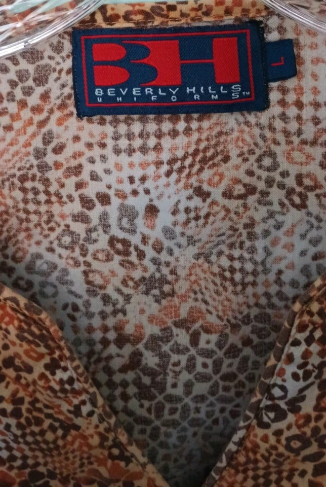 Exfoliantes uniformes Beverly Hills marrón diseño geométrico talla grande Foto 4 de 4