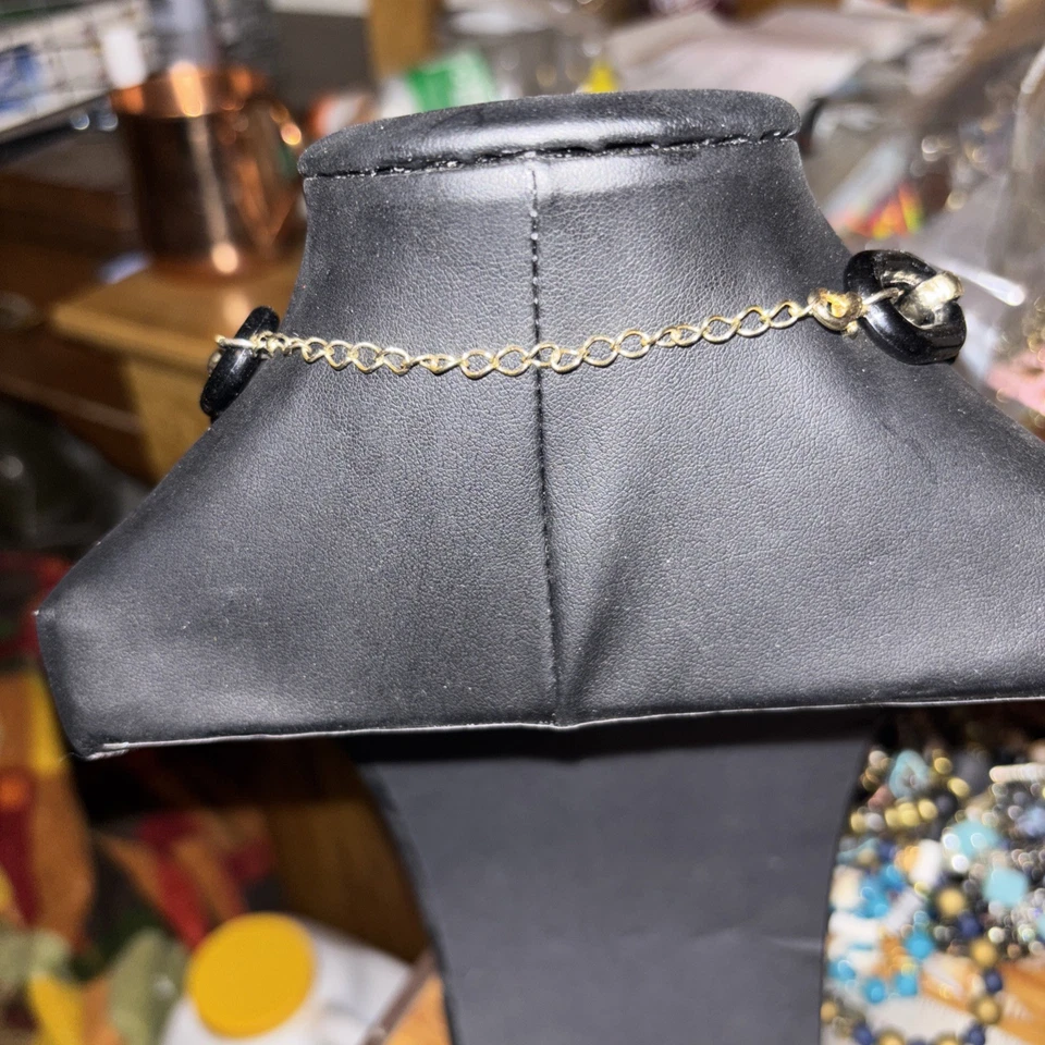 Collar grueso tono negro y dorado  Foto 4 de 4