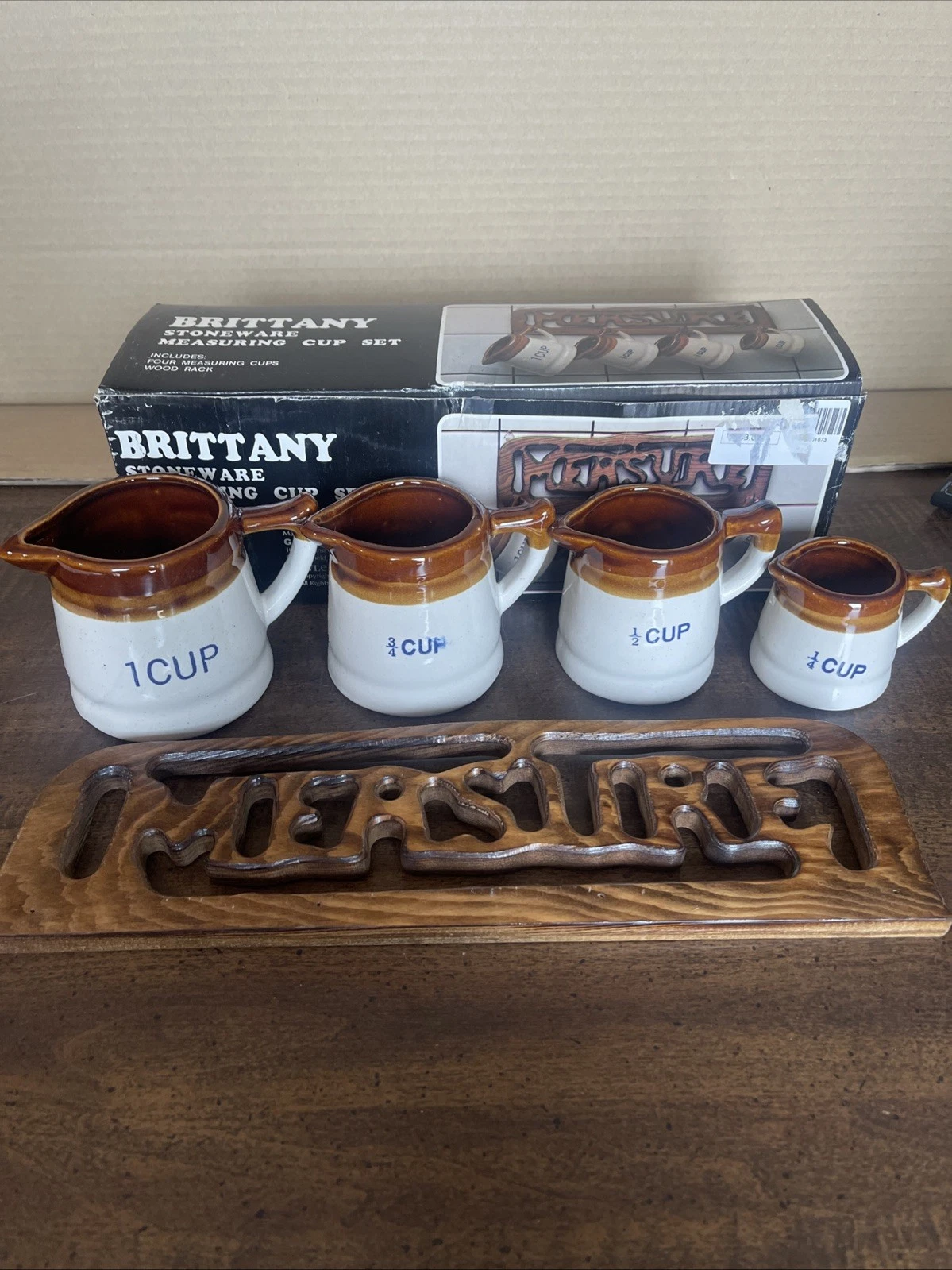 Brittany Stoneware Measuring Cup Set With Wood Rack New 1982