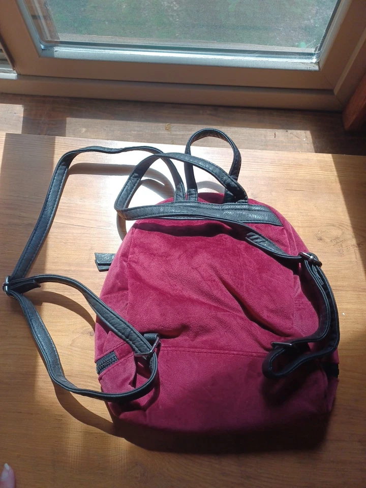 Mochila pequeña para mujer Mudd en terciopelo borgoña. Con correas negras Foto 2 de 4