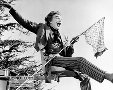 CESAR ROMERO AS "THE JOKER" IN TV SHOW "BATMAN" - 8X10 PUBLICITY PHOTO (AZ-237)