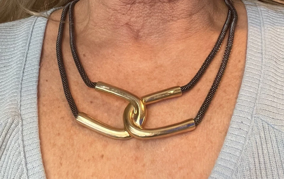 Cadena de malla de serpiente tubular doble tono metal pistola/colgante estructural tono dorado Foto 3 de 4