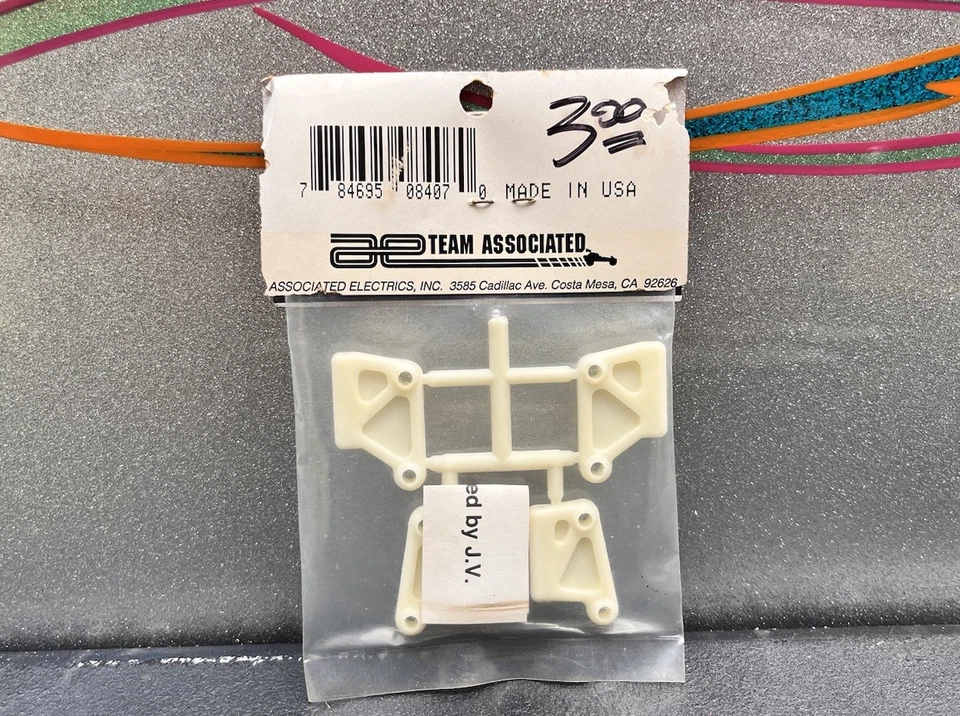 Team Associated RC10L3 1:10 Upper Suspension Mounts #8407 BRAND NEW WHITE - Image 4 of 4