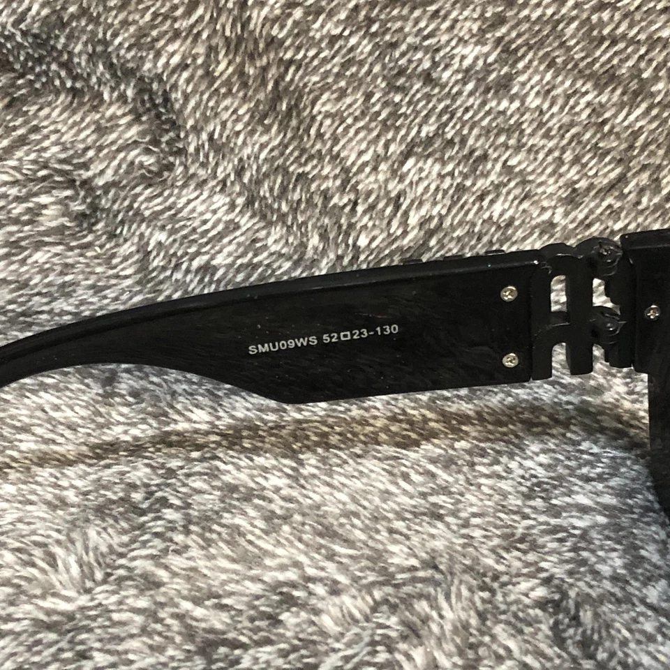 Gafas de sol Miu Miu para mujer negras rectangulares con logotipo Temple SMU09WS 52-23-130 Foto 4 de 4