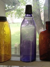 1880s PRETTY AMETHYST DRUGSTORE SODA FOUNTAIN SYRUP BOTTLE W/METAL MEASURE CAP