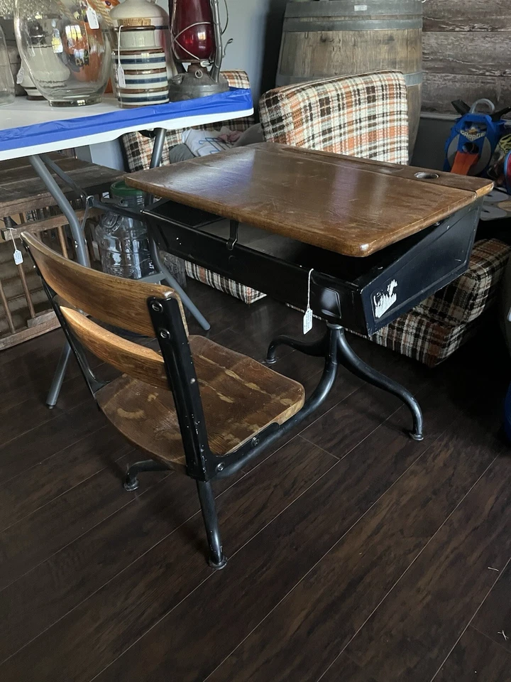 Escritorio escolar industrial infantil vintage. Giratorios ajustables/tinta de vidrio para pozo/silla Foto 4 de 4