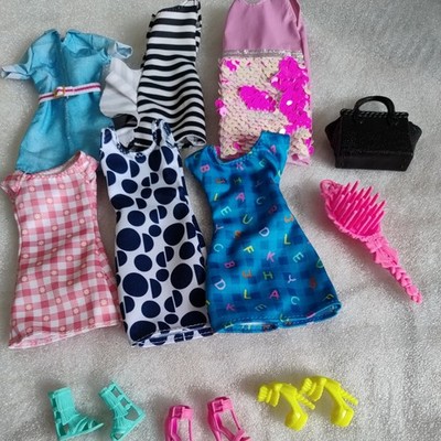 Restposten Barbie Größe Puppe Kleider Zubehör und Schuhe gemischt Konvolut