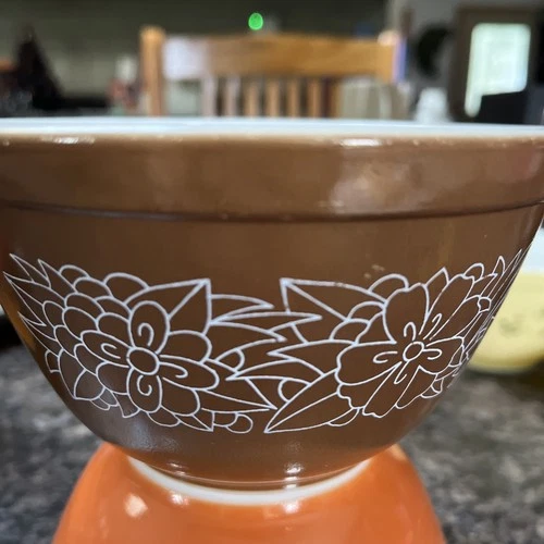 Vintage PYREX Woodland Brown Mixing Bowl. # 401 750m