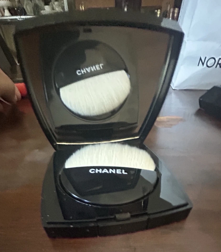 CHANEL POUDRE LUMIER 20 ouro quente - Imagem 4 de 4