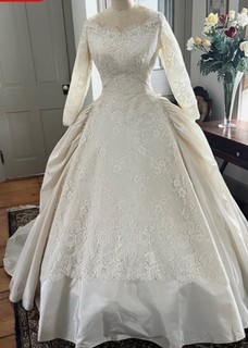 Vintage 1950 Taffeta and Chantilly lace wedding dress by Vene