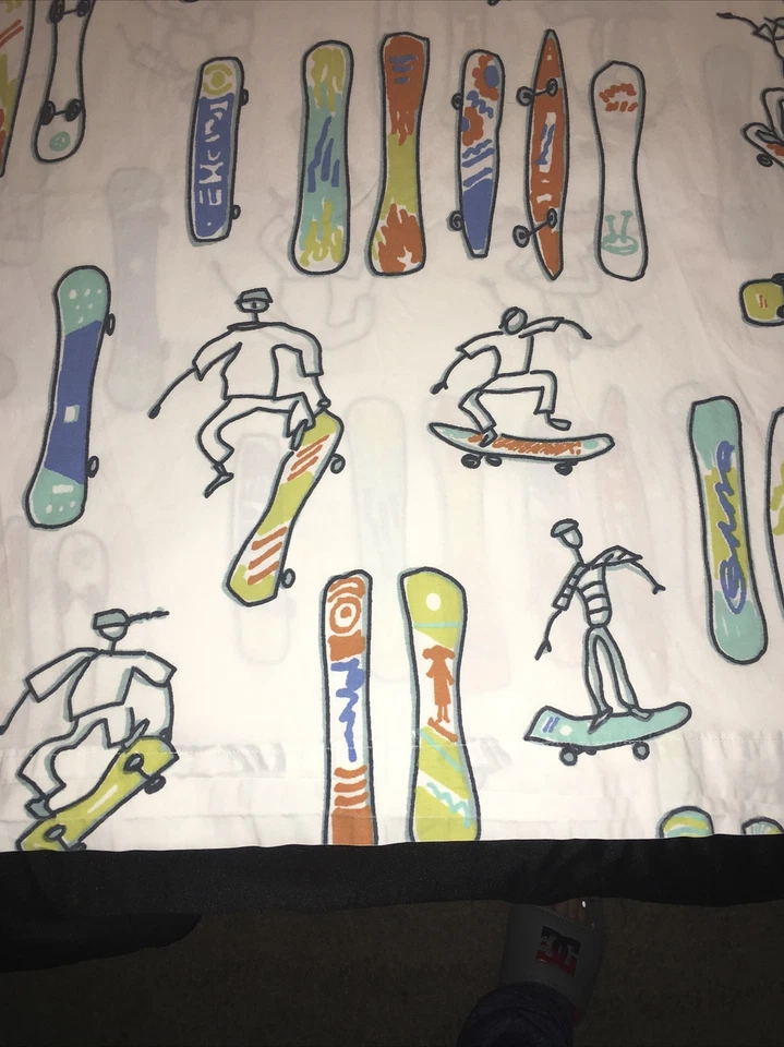 Garnet Hill Kids Twin 3 Pc Sheet Set Skateboarding Long-Board White Figure Green - Image 3 of 4
