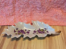 Vintage Vecchio piatto a forma di foglia in porcellana Norimberga Baviera Germania con fiori viola