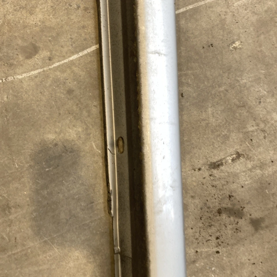 2005 2006 2007 - 2009 年斯巴鲁 Legacy 轿车右乘客侧裙 39D — 第 3/4 张图片