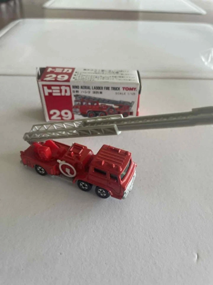 TOMY 1:125 SCALE DIECAST HINO AERIAL LADDER FIRE TRUCK NO 29 COMES MINT BOXED - Image 2 of 4