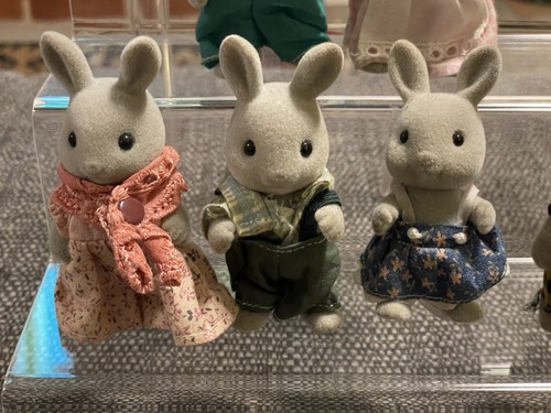 Vintage Sylvanian Families Babblebrook Grey Rabbits - all tails - Picture 3 of 10