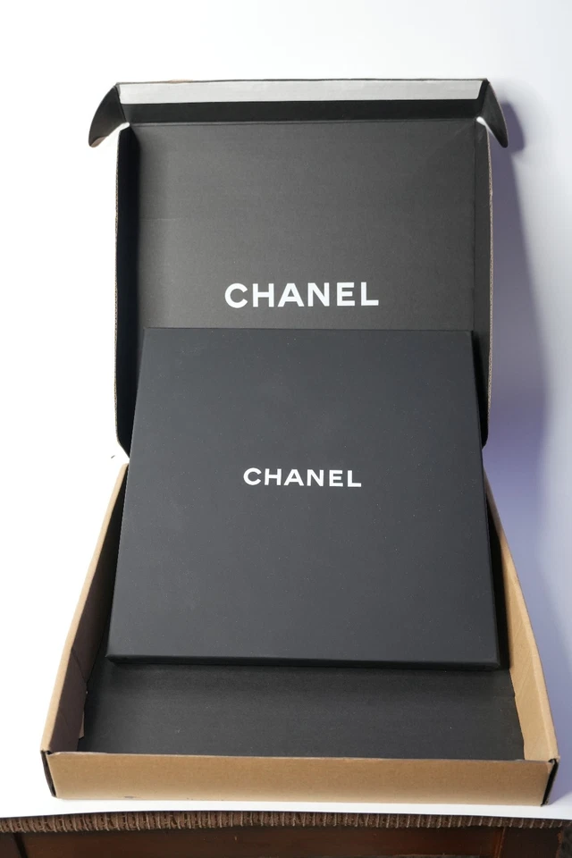 CHANEL Bufanda Seda Blanco Con Caja 90×90cm LOGO CC Foto 3 de 4