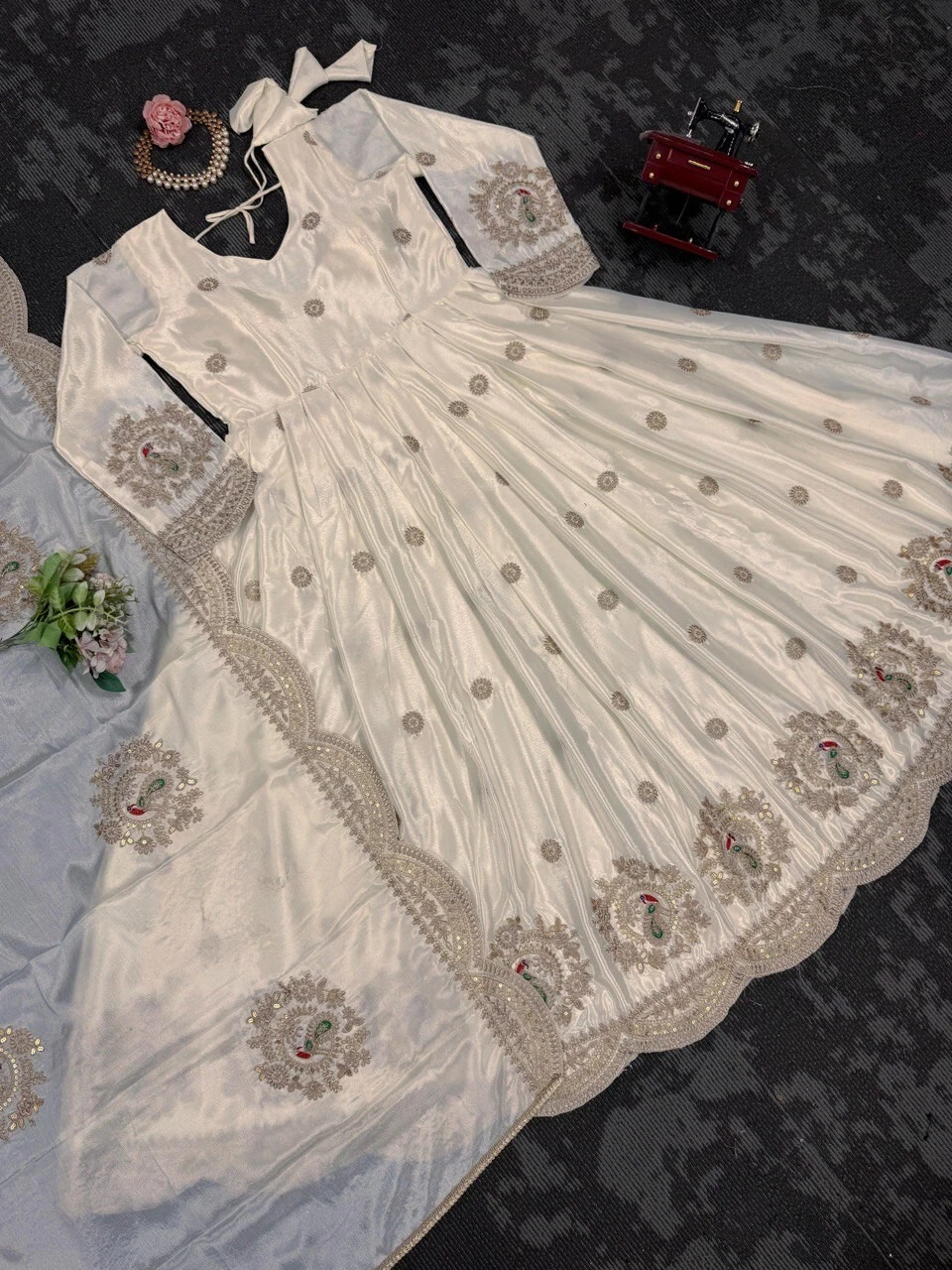 OFF WHITE Abito da sposa in seta chinon bianco sporco con dupatta per donna
